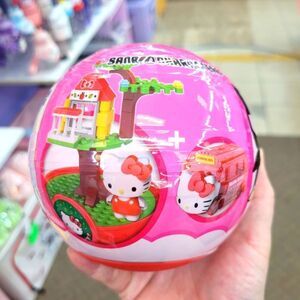 Brand New Sanrio Hello Kitty Tree House Lego